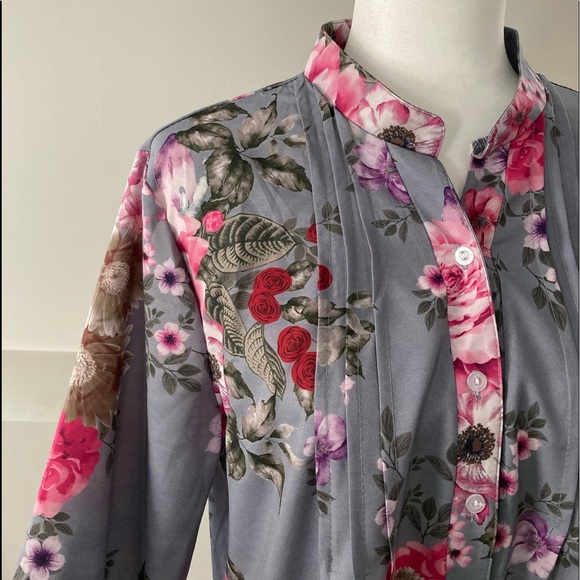 Tops - Beautiful gray floral blouse